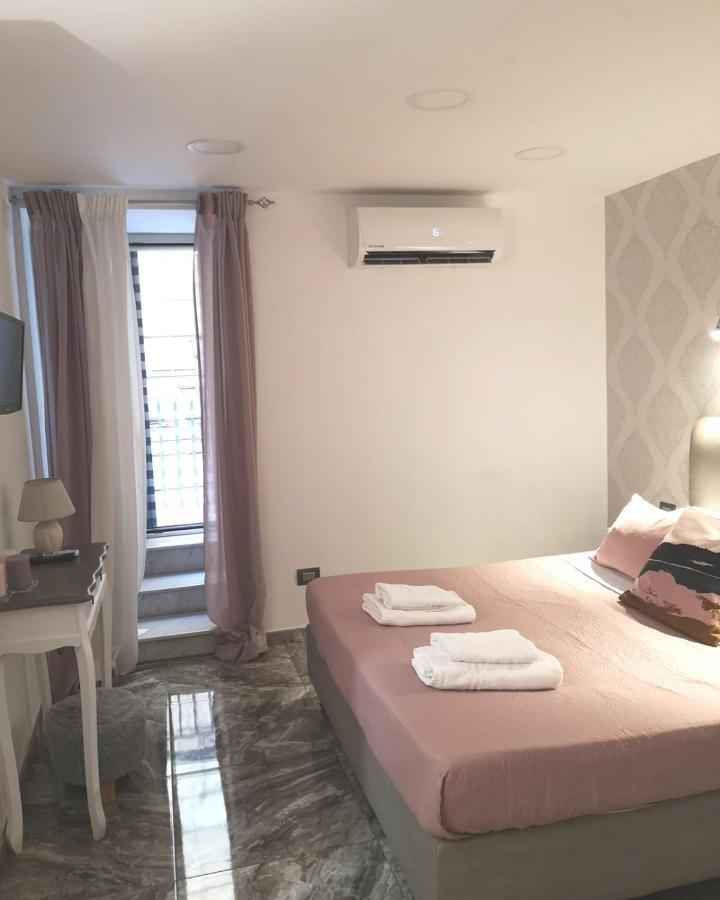 Domus Luigi Leone Bed and Breakfast Napels Buitenkant foto