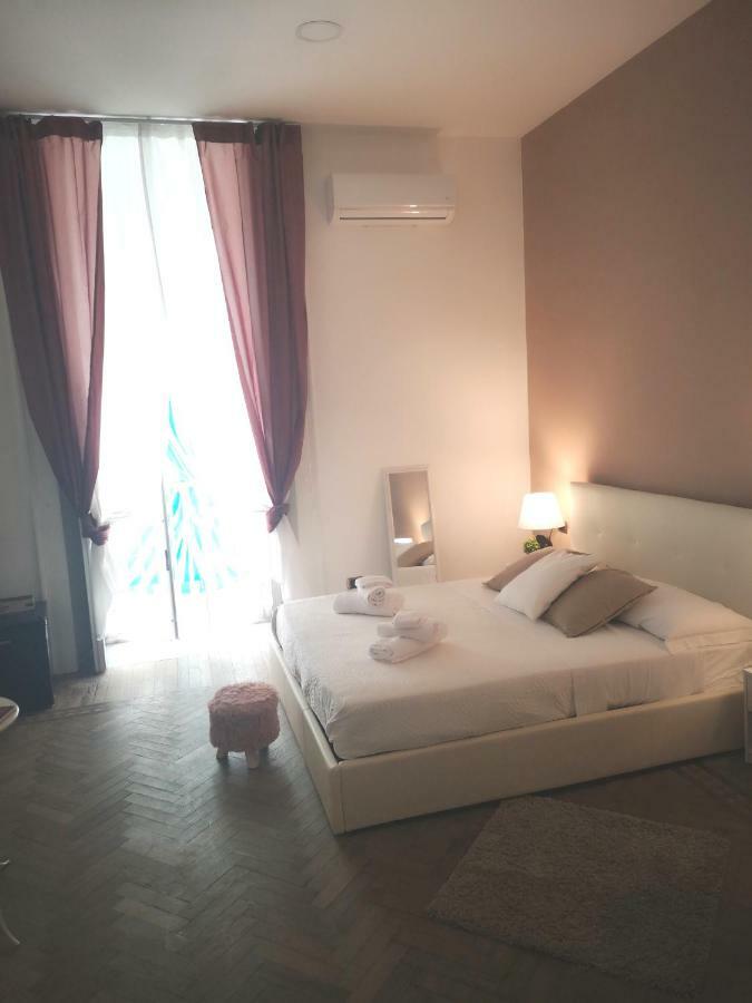 Domus Luigi Leone Bed and Breakfast Napels Buitenkant foto