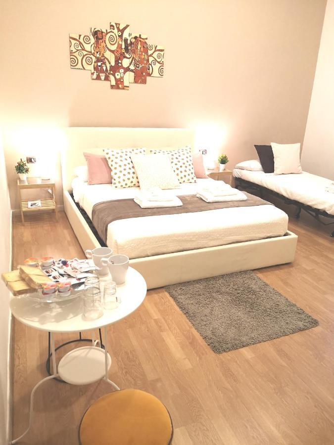 Domus Luigi Leone Bed and Breakfast Napels Buitenkant foto