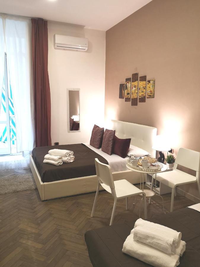 Domus Luigi Leone Bed and Breakfast Napels Buitenkant foto