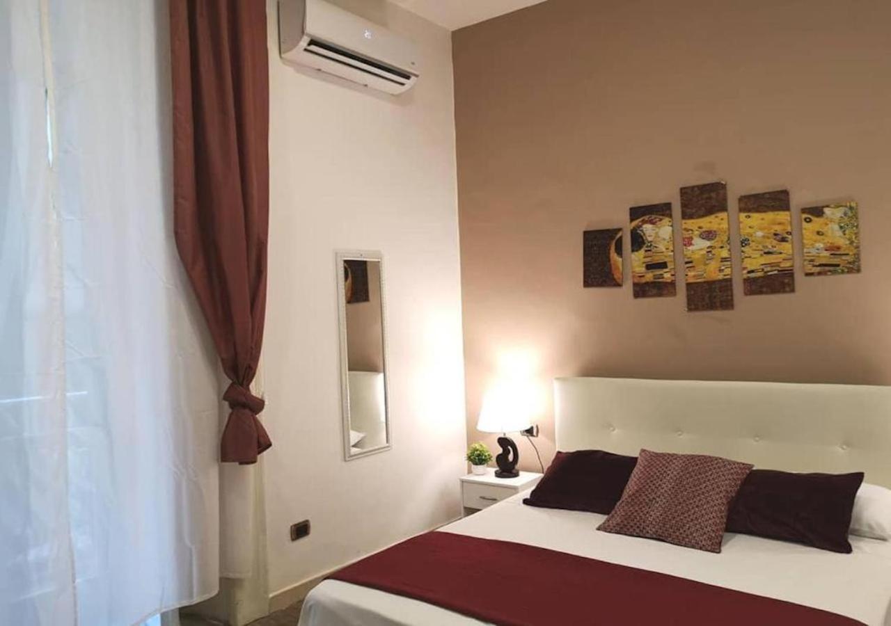 Domus Luigi Leone Bed and Breakfast Napels Buitenkant foto