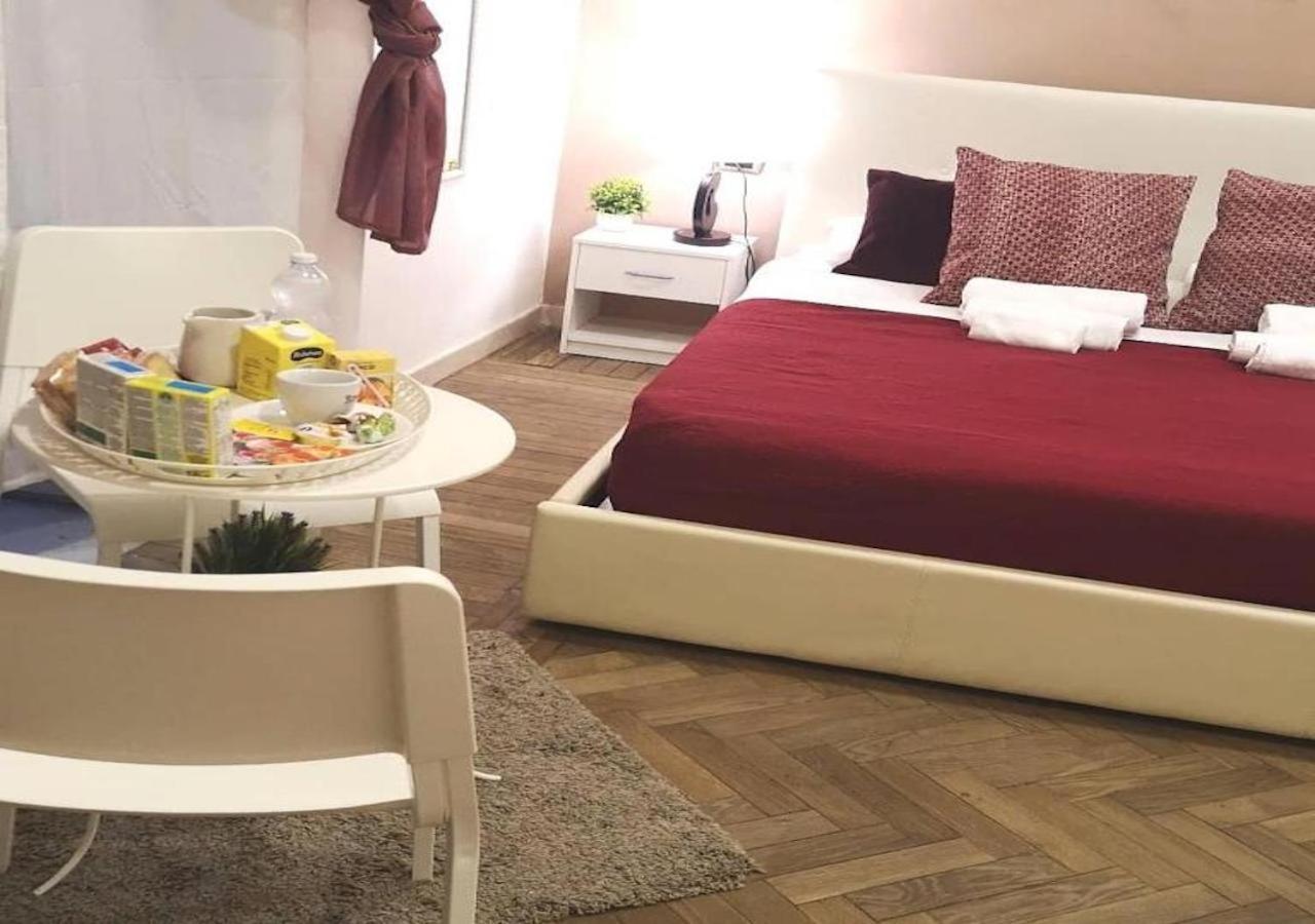 Domus Luigi Leone Bed and Breakfast Napels Buitenkant foto